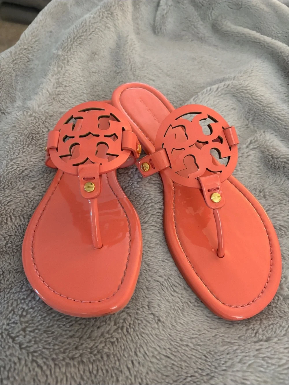 Like New! Tory Burch Women's Coral Patent Logo-Style Thong Sandals